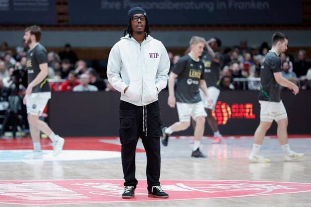 In the picture The injured Marcus Carr Wuerzburg Baskets, 5 at the Warm Up 06 01 2026, Fitness First Wuerzburg Baskets vs Patrioti Levice, Basketball Champions League, Play Ins, Game 1, Germany, 97072, tectake Arena Wuerzburg, Copyright: HMBxMedia xJulienxBecker