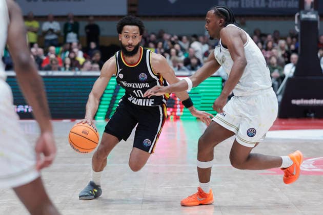 In the picture from left Davion Mintz Wuerzburg Baskets, 10 on the ball against Gabe Dorse Patrioti Levice, 7 06 01 2026, Fitness First Wuerzburg Baskets vs Patrioti Levice, Basketball Champions League, Play Ins, Game 1, Germany, 97072, tectake Arena Wuerzburg, Copyright: HMBxMedia xJulienxBecker