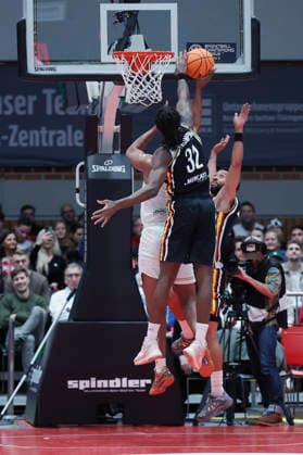 In the picture from left Andre Wesson Jr Patrioti Levice, 5 is blocked by Charles Thompson Wuerzburg Baskets, 32 and next to him Davion Mintz Wuerzburg Baskets, 10 06 01 2026, Fitness First Wuerzburg Baskets vs Patrioti Levice, Basketball Champions League, Play Ins, Game 1, Germany, 97072, tectake Arena Wuerzburg, Copyright: HMBxMedia xJulienxBecker