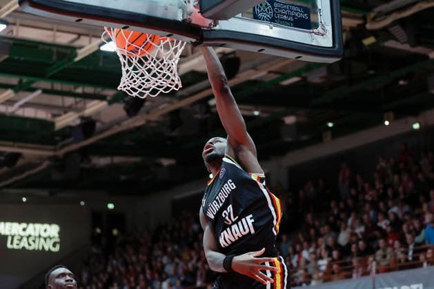 In the picture Charles Thompson Wuerzburg Baskets, 32 with the dunk 06 01 2026, Fitness First Wuerzburg Baskets vs Patrioti Levice, Basketball Champions League, Play Ins, Game 1, Germany, 97072, tectake Arena Wuerzburg, Copyright: HMBxMedia xJulienxBecker