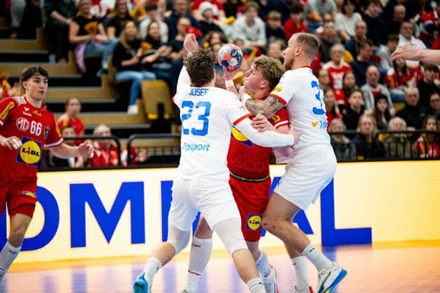 HANDBALL - OEHB, AUT vs CZE, test match VIENNA,AUSTRIA,06.JAN.26 - HANDBALL - OEHB, Oesterreichischer Handballbund, Handball Austria, test match, Austria vs Czech Republic. Image shows Jonas Josef (CZE) and Lukas Hutecek (AUT).  GEPAxpictures xAlexanderxSolc