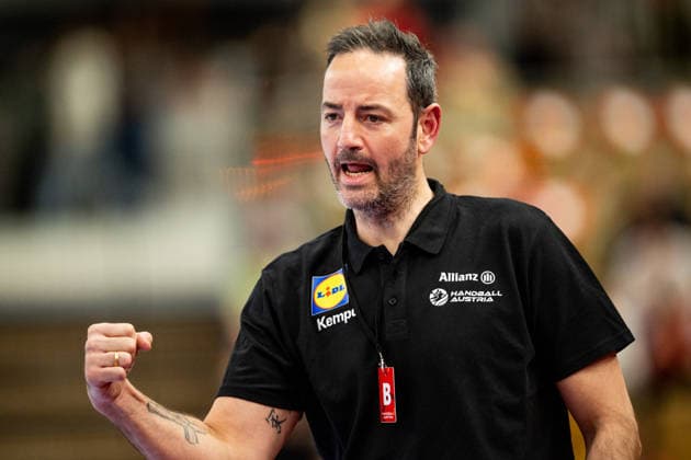 HANDBALL - OEHB, AUT vs CZE, test match VIENNA,AUSTRIA,06.JAN.26 - HANDBALL - OEHB, Oesterreichischer Handballbund, Handball Austria, test match, Austria vs Czech Republic. Image shows the rejoicing of head coach Iker Romero (AUT).  GEPAxpictures xAlexanderxSolc