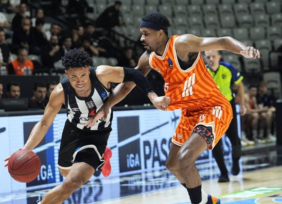 Besiktas GAIN v Ratiopharm Ulm - BKT EuroCup ISTANBUL, TURKIYE - JANUARY 06: Devon Dotson (1) of Besiktas GAIN in action against Justin Simon (15) of Ratiopharm Ulm during the BKT EuroCup week 13 basketball match between Besiktas Gain and Ratiopharm Ulm at Besiktas Gain Sports Complex in Istanbul, Turkiye on January 06, 2026. Esra Bilgin Anadolu Istanbul Turkey. Editorial use only. Please get in touch for any other usage.  Copyright: x2026xAnadoluxEsraxBilginx