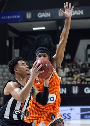 Besiktas GAIN v Ratiopharm Ulm - BKT EuroCup ISTANBUL, TURKIYE - JANUARY 06: Devon Dotson (1) of Besiktas GAIN in action against Justin Simon (15) of Ratiopharm Ulm during the BKT EuroCup week 13 basketball match between Besiktas Gain and Ratiopharm Ulm at Besiktas Gain Sports Complex in Istanbul, Turkiye on January 06, 2026. Esra Bilgin Anadolu Istanbul Turkey. Editorial use only. Please get in touch for any other usage.  Copyright: x2026xAnadoluxEsraxBilginx