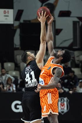 Besiktas GAIN v Ratiopharm Ulm - BKT EuroCup ISTANBUL, TURKIYE - JANUARY 06: Ante Zizic (41) of Besiktas GAIN in action against Mark Smith (13) of Ratiopharm Ulm during the BKT EuroCup week 13 basketball match between Besiktas Gain and Ratiopharm Ulm at Besiktas Gain Sports Complex in Istanbul, Turkiye on January 06, 2026. Esra Bilgin Anadolu Istanbul Turkey. Editorial use only. Please get in touch for any other usage.  Copyright: x2026xAnadoluxEsraxBilginx