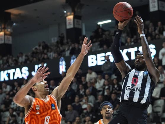 Besiktas GAIN v Ratiopharm Ulm - BKT EuroCup ISTANBUL, TURKIYE - JANUARY 06: Jonah Mathews (0) of Besiktas GAIN in action against Mark Smith (13) of Ratiopharm Ulm during the BKT EuroCup week 13 basketball match between Besiktas Gain and Ratiopharm Ulm at Besiktas Gain Sports Complex in Istanbul, Turkiye on January 06, 2026. Esra Bilgin Anadolu Istanbul Turkey. Editorial use only. Please get in touch for any other usage.  Copyright: x2026xAnadoluxEsraxBilginx