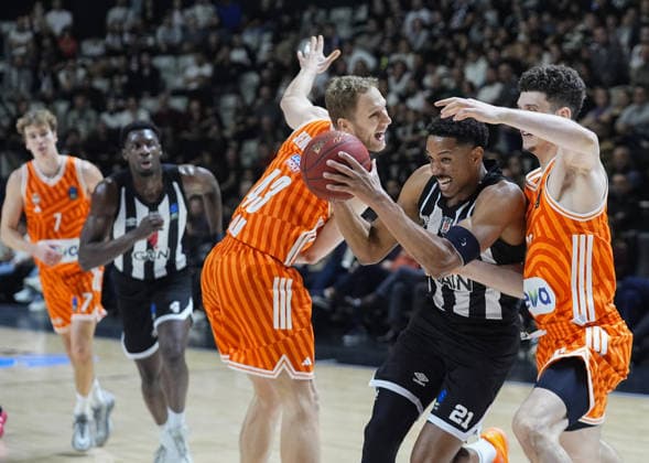 Besiktas GAIN v Ratiopharm Ulm - BKT EuroCup ISTANBUL, TURKIYE - JANUARY 06: Anthony Brown (C) of Besiktas GAIN in action against Diego Garavaglia (R) of Ratiopharm Ulm during the BKT EuroCup week 13 basketball match between Besiktas Gain and Ratiopharm Ulm at Besiktas Gain Sports Complex in Istanbul, Turkiye on January 06, 2026. Esra Bilgin Anadolu Istanbul Turkey. Editorial use only. Please get in touch for any other usage.  Copyright: x2026xAnadoluxEsraxBilginx