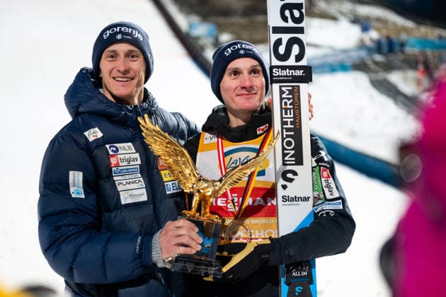 PREVC Domen (Slowenien) jubelt mit Adler Pokal und Bruder Peter Prevc ueber den Sieg in der Gesamtwertung, AUT, Dreikoenigsspringen Vierschanzentournee, FIS Viessmsann Skisprung Weltcup Bischofshofen, Wettkampf, Saison 2025 2026, 06.01.2026 AUT, Dreikoenigsspringen Vierschanzentournee, FIS Viessmsann Skisprung Weltcup Bischofshofen, Wettkampf, Saison 2025 2026, 06.01.2026 Bischofshofen *** PREVC Domen Slovenia celebrates victory in the overall standings with Eagle Cup and brother Peter Prevc, AUT, Three-King Ski Jumping Four Hills Tournament, FIS Viessmann Ski Jumping World Cup Bischofshofen, competition, 2025 2026 season, 06 01 2026 AUT, Three-King Ski Jumping Four Hills Tournament, FIS Viessmann Ski Jumping World Cup Bischofshofen, competition, 2025 2026 season, 06 01 2026 Bischofshofen Copyright: xEibner-Pressefoto Memmlerx EP_MMR