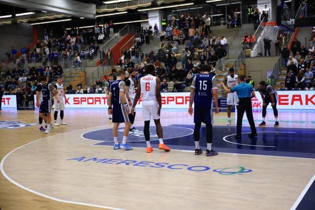 Game action with Marcel Keßen 15 MLP Academics Heidelberg , Niklas Würzner 2 MLP Academics Heidelberg , KeyShawn Feazell 6 Basketball Nymburg , Jaquan Lawrence 40 Basketball Nymburg , Ondrej Sehnal 19 Basketball Nymburg and David Nejezchleb 9 Basketball Nymburg Basketball Champions League MLP Academics Heidelberg - ERA Basketball Nymburk Game action with Marcel Keßen 15 MLP Academics Heidelberg and KeyShawn Feazell 6 Basketball Nymburg Copyright: xspeedshotx