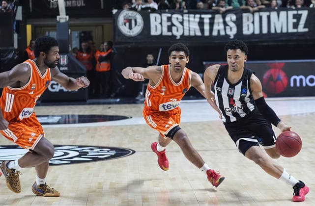 Besiktas GAIN v Ratiopharm Ulm - BKT EuroCup ISTANBUL, TURKIYE - JANUARY 06: Devon Dotson (1) of Besiktas GAIN in action against Mark Smith (13) of Ratiopharm Ulm during the BKT EuroCup week 13 basketball match between Besiktas Gain and Ratiopharm Ulm at Besiktas Gain Sports Complex in Istanbul, Turkiye on January 06, 2026. Esra Bilgin Anadolu Istanbul Turkey. Editorial use only. Please get in touch for any other usage.  Copyright: x2026xAnadoluxEsraxBilginx