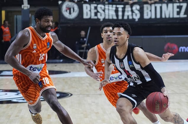 Besiktas GAIN v Ratiopharm Ulm - BKT EuroCup ISTANBUL, TURKIYE - JANUARY 06: Devon Dotson (1) of Besiktas GAIN in action against Mark Smith (back) of Ratiopharm Ulm during the BKT EuroCup week 13 basketball match between Besiktas Gain and Ratiopharm Ulm at Besiktas Gain Sports Complex in Istanbul, Turkiye on January 06, 2026. Esra Bilgin Anadolu Istanbul Turkey. Editorial use only. Please get in touch for any other usage.  Copyright: x2026xAnadoluxEsraxBilginx