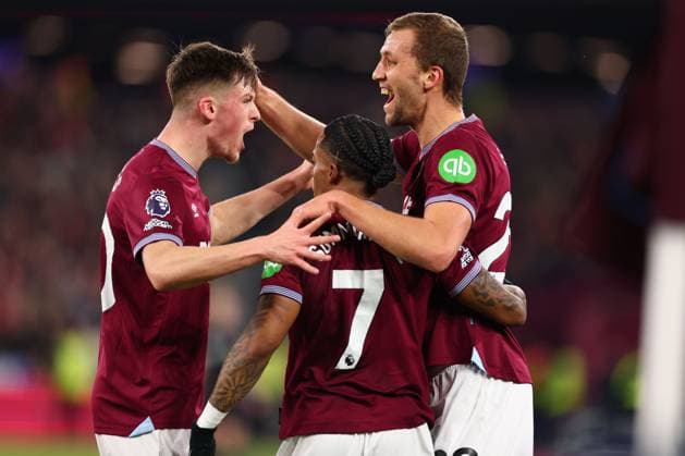 Tomas Soucek of West Ham United celebrates with team mates after he scored for 1-0 - West Ham United v Nottingham Forest, Premier League, London Stadium, London, UK - 6th January 2026 Editorial Use Only - DataCo restrictions apply West Ham United v Nottingham Forest, Premier League, Football, London Stadium, London, UK - 06 Jan 2026London London Stadium United Kingdom EDITORIAL USE ONLY No use with unauthorised audio, video, data, fixture lists, club league logos or live services. Online in-match use limited to 120 images, no video emulation. No use in betting, games or single club league player publications. Copyright: xMDI Shutterstockx 16234278m