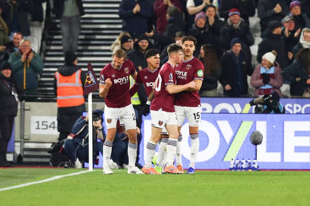 West Ham United v Nottingham Forest, Premier League West Ham midfielder Tomas Soucek (28) celebrates with teammates after scoring his teams first goal 1-0 during the West Ham United v Nottingham Forest Premier League match at the London Stadium, London, England on 7 January 2026 Credit: Sally Rawlins Every Second Media Editorial use only. All images are copyright Every Second Media Limited. No images may be reproduced without prior permission. All rights reserved. Premier League and Football League images are subject to licensing agreements with Football DataCo Limited. see https: www.football-dataco.com Copyright: xIMAGO EveryxSecondxMediax ESM-1737-0025 SallyxRawlinsx xEveryxSecondxMediax