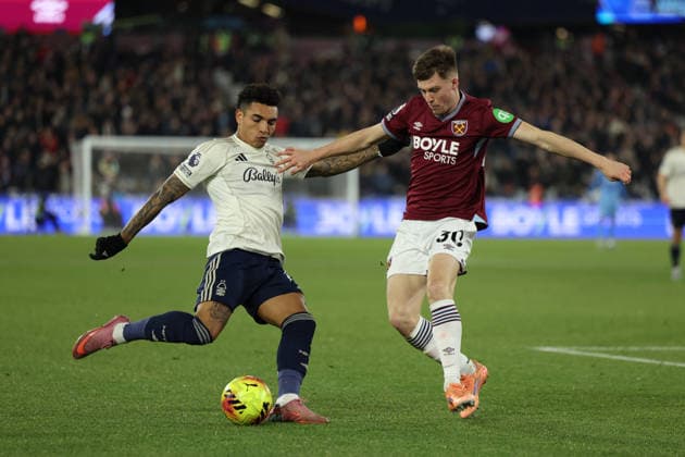 West Ham United v Nottingham Forest, Premier League Nottingham Forest forward Igor Jesus (19) and West Ham defender Oliver Scarles battle for the ball during the West Ham United v Nottingham Forest Premier League match at the London Stadium, London, England on 7 January 2026 Credit: Sally Rawlins Every Second Media Editorial use only. All images are copyright Every Second Media Limited. No images may be reproduced without prior permission. All rights reserved. Premier League and Football League images are subject to licensing agreements with Football DataCo Limited. see https: www.football-dataco.com Copyright: xIMAGO EveryxSecondxMediax ESM-1737-0026 SallyxRawlinsx xEveryxSecondxMediax