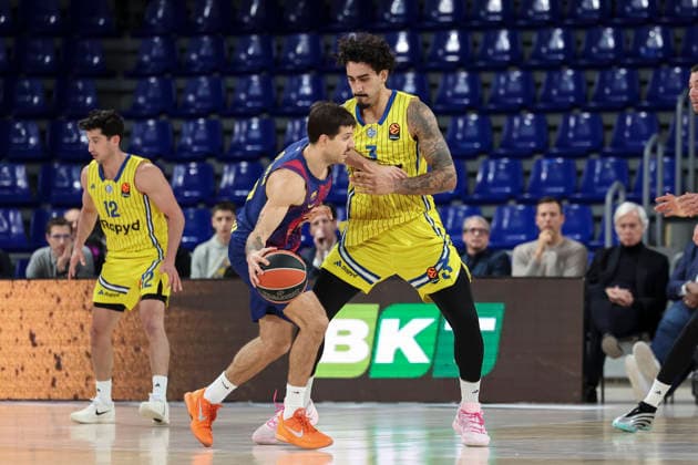 January 6, 2026, Barcelona, Barcelona, Spain: Nico Laprovittola of FC Barcelona, Barca and Marcio Santos of Maccabi Rapyd Tel Aviv compete for the ball during the EuroLeague Regular Season Round 20 match played between FC Barcelona and Maccabi Rapyd Tel Aviv at Palau Blaugrana on January 06, 2026 in Barcelona, Spain. Barcelona Spain - ZUMAa181 20260106_zaa_a181_033 Copyright: xJavierxBorregox