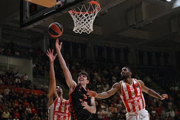 Crvena Zvezda v Valencia - EuroLeague BELGRADE, SERBIA - JANUARY 06: Sergio De Larrea (5) of Valencia in action against Jared Butler (6) of Crvena Zvezda during the EuroLeague week 20 basketball match between Crvena Zvezda and Valencia Basket at Aleksandar Nikolic Hall on January 06, 2026 in Belgrade, Serbia. Amir Hamzagic Anadolu Belgrade Serbia. Editorial use only. Please get in touch for any other usage.  Copyright: x2026xAnadoluxAmirxHamzagicx