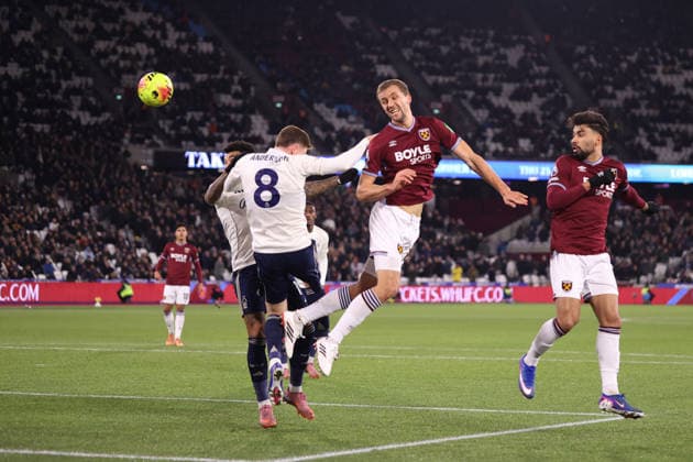 West Ham United gegen Nottingham Forest 06. Januar 2026, London Premier League Fußball West Ham United gegen Nottingham Forest Tomas Soucek von West Ham United köpft den Ball, der von Murillo von Nottingham Forest versehentlich ins eigene Tor gelenkt wird Foto Jacques Feeney Abseits London UK  Copyright: xJacquesxFeeneyx xOffsidexOffside