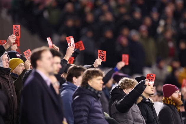 West Ham United gegen Nottingham Forest 06. Januar 2026, London Premier League Fußball West Ham United gegen Nottingham Forest West Ham-Fans protestieren gegen die Besitzverhältnisse im Verein Foto Jacques Feeney Offside London UK  Copyright: xJacquesxFeeneyx xOffsidexOffside