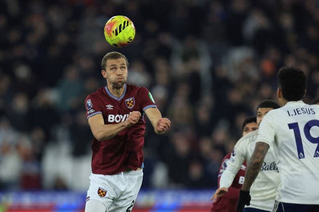 West Ham United v Nottingham Forest, Premier League West Ham United midfielder TomaÅ¡ SouÄek (28) heads clear during the Premier League match between West Ham United and Nottingham Forest at the London Stadium, London, UK on 6 January 2026. London London Stadium UK Editorial use only DataCo restrictions apply See www.football-dataco.com , Copyright: xSimonxRoex PSI-23533-0020