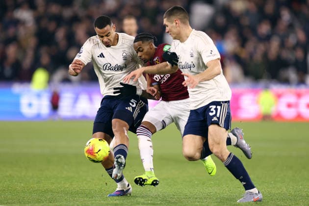 West Ham United gegen Nottingham Forest 06 Januar 2026, London Premier League Fußball West Ham United gegen Nottingham Forest Murillo von Nottingham Forest, Crysencio Summerville von West Ham United und Nikola Milenkovic von Nottingham Forest Foto Jacques Feeney Abseits London UK  Copyright: xJacquesxFeeneyx xOffsidexOffside