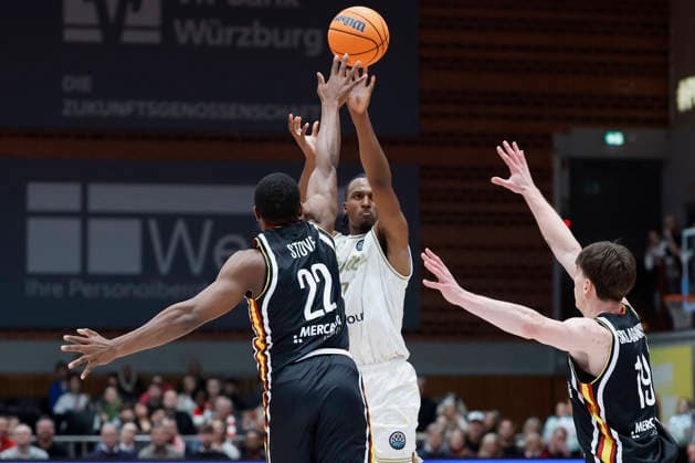 f l t r Johnathan Stove Fitness First Wuerzburg Baskets, 22 , Gabe Dorse Patrioti Levice, 7 and Christian Skladanowski Fitness First Wuerzburg Baskets, 19 , 06 01 2026, Basketball Champions League, Fitness First Wuerzburg Baskets vs Patrioti Levice, GER, Wuerzburg, Tectake Arena Copyright: HMBxMedia xHeikoxBecker