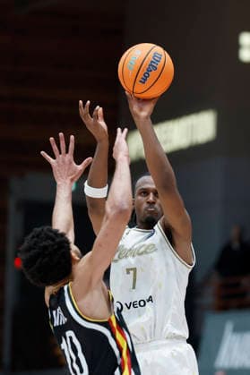 f l t r Davion Mintz Fitness First Wuerzburg Baskets, 10 and Gabe Dorse Patrioti Levice, 7 , 06 01 2026, Basketball Champions League, Fitness First Wuerzburg Baskets vs Patrioti Levice, GER, Wuerzburg, Tectake Arena Copyright: HMBxMedia xHeikoxBecker