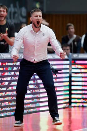 f l t r Headcoach Michal Madzin Patrioti Levice Cheers 06 01 2026, Basketball Champions League, Fitness First Wuerzburg Baskets vs Patrioti Levice, GER, Wuerzburg, Tectake Arena Copyright: HMBxMedia xHeikoxBecker