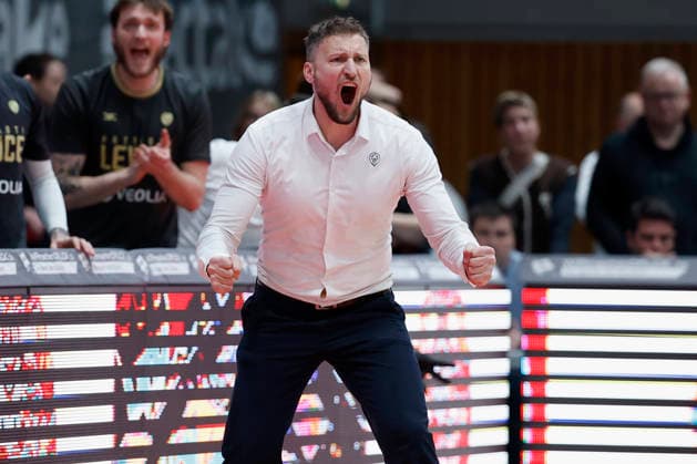 f l t r Headcoach Michal Madzin Patrioti Levice Cheers 06 01 2026, Basketball Champions League, Fitness First Wuerzburg Baskets vs Patrioti Levice, GER, Wuerzburg, Tectake Arena Copyright: HMBxMedia xHeikoxBecker