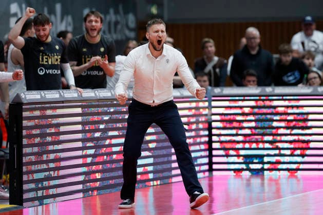 f l t r Headcoach Michal Madzin Patrioti Levice Cheers 06 01 2026, Basketball Champions League, Fitness First Wuerzburg Baskets vs Patrioti Levice, GER, Wuerzburg, Tectake Arena Copyright: HMBxMedia xHeikoxBecker
