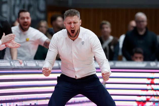 f l t r Headcoach Michal Madzin Patrioti Levice Cheers 06 01 2026, Basketball Champions League, Fitness First Wuerzburg Baskets vs Patrioti Levice, GER, Wuerzburg, Tectake Arena Copyright: HMBxMedia xHeikoxBecker