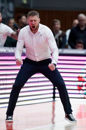 f l t r Headcoach Michal Madzin Patrioti Levice Cheers 06 01 2026, Basketball Champions League, Fitness First Wuerzburg Baskets vs Patrioti Levice, GER, Wuerzburg, Tectake Arena Copyright: HMBxMedia xHeikoxBecker