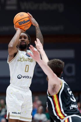 f l t r Rickey McGill Patrioti Levice, 0 with a three against Ryan Schwieger Fitness First Wuerzburg Baskets, 15 , 06 01 2026, Basketball Champions League, Fitness First Wuerzburg Baskets vs Patrioti Levice, GER, Wuerzburg, Tectake Arena Copyright: HMBxMedia xHeikoxBecker
