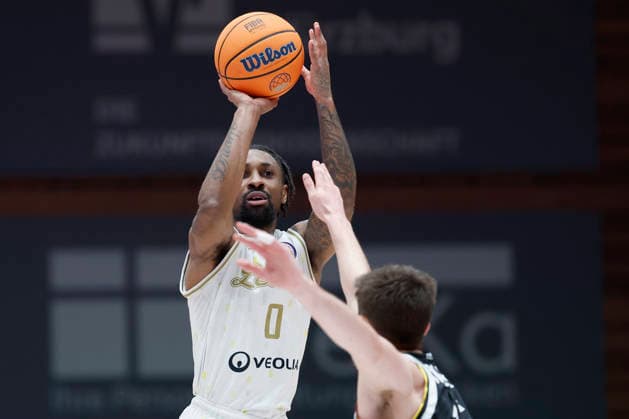 f l t r Rickey McGill Patrioti Levice, 0 with a three against Ryan Schwieger Fitness First Wuerzburg Baskets, 15 , 06 01 2026, Basketball Champions League, Fitness First Wuerzburg Baskets vs Patrioti Levice, GER, Wuerzburg, Tectake Arena Copyright: HMBxMedia xHeikoxBecker