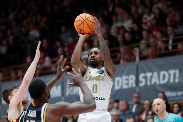 f l t r Rickey McGill Patrioti Levice, 0 with a three against Ryan Schwieger Fitness First Wuerzburg Baskets, 15 and Eddy Edigin Fitness First Wuerzburg Baskets, 27 , 06 01 2026, Basketball Champions League, Fitness First Wuerzburg Baskets vs Patrioti Levice, GER, Wuerzburg, Tectake Arena Copyright: HMBxMedia xHeikoxBecker