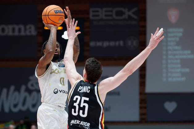 f l t r Rickey McGill Patrioti Levice, 0 with a three against Alen Pjanic Fitness First Wuerzburg Baskets, 35 , 06 01 2026, Basketball Champions League, Fitness First Wuerzburg Baskets vs Patrioti Levice, GER, Wuerzburg, Tectake Arena Copyright: HMBxMedia xHeikoxBecker