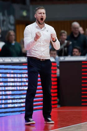 f l t r Headcoach Michal Madzin Patrioti Levice Cheers 06 01 2026, Basketball Champions League, Fitness First Wuerzburg Baskets vs Patrioti Levice, GER, Wuerzburg, Tectake Arena Copyright: HMBxMedia xHeikoxBecker