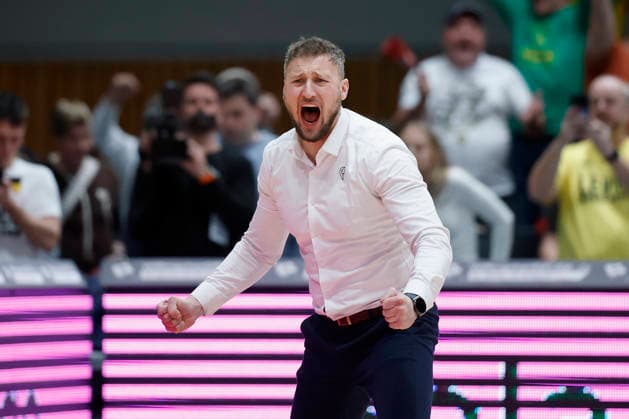 f l t r Headcoach Michal Madzin Patrioti Levice celebrates after the victory against Wuerzburg, 06 01 2026, Basketball Champions League, Fitness First Wuerzburg Baskets vs Patrioti Levice, GER, Wuerzburg, Tectake Arena Copyright: HMBxMedia xHeikoxBecker