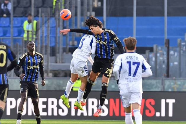 CALCIO - Serie A - Pisa SC vs Como 1907 Head tackle by Francesco Coppola (Pisa) and Alex Valle Gomez (Como) during Pisa SC vs Como 1907, Italian soccer Serie A match in Pisa, Italy, January 06 2026 Pisa Italy  Copyright: xIPAxSport ABACAx