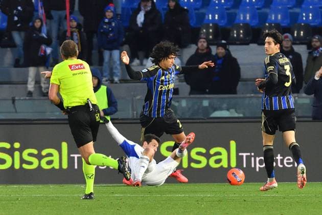 CALCIO - Serie A - Pisa SC vs Como 1907 Penalty foul by Francesco Coppola (Pisa) on Anastasios Douvikas (Como) during Pisa SC vs Como 1907, Italian soccer Serie A match in Pisa, Italy, January 06 2026 Pisa Italy  Copyright: xIPAxSport ABACAx