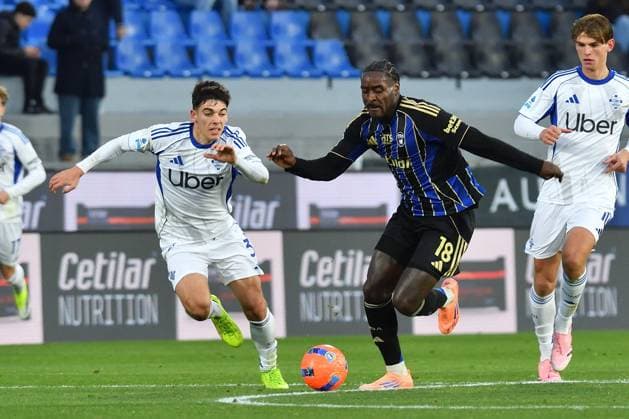 CALCIO - Serie A - Pisa SC vs Como 1907 M Bala Nzola (Pisa) thwarted by Alex Valle Gomez (Como) during Pisa SC vs Como 1907, Italian soccer Serie A match in Pisa, Italy, January 06 2026 Pisa Italy  Copyright: xIPAxSport ABACAx