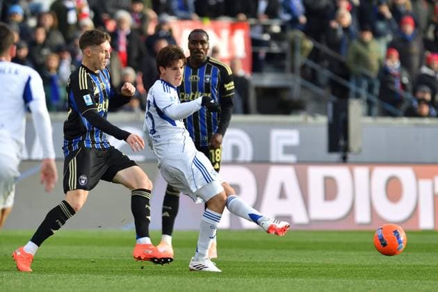 CALCIO - Serie A - Pisa SC vs Como 1907 Maximo Perrone Rodriguez (Como) thwarted by Michel Aebischer (Pisa) during Pisa SC vs Como 1907, Italian soccer Serie A match in Pisa, Italy, January 06 2026 Pisa Italy  Copyright: xIPAxSport ABACAx