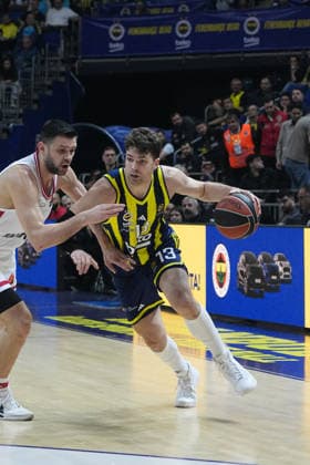 ISTANBUL, TURKEY - JANUARY 6: Tarik Biberovic (R) of Fenerbahce Beko and Kostas Papanikoloau (L) of Olympiacos Piraeus in action during the EuroLeague Regular Season Round 20 match between Fenerbahce Beko Istanbul and Olympiacos Piraeus at Ulker Sports Arena on January 6, 2026 in Istanbul, Turkey. Istanbul Turkey Copyright: xSeskimphotox FBahce-Olympiakos-060126 (21)