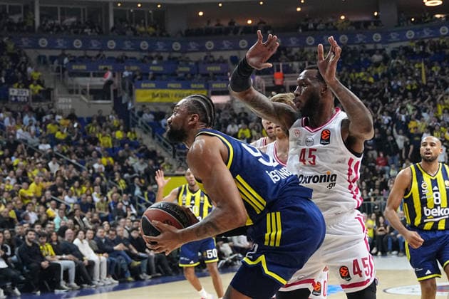ISTANBUL, TURKEY - JANUARY 6: Khem Birch (L) of Fenerbahce Beko and Donta Hall (45) of Olympiacos Piraeus in action during the EuroLeague Regular Season Round 20 match between Fenerbahce Beko Istanbul and Olympiacos Piraeus at Ulker Sports Arena on January 6, 2026 in Istanbul, Turkey. Istanbul Turkey Copyright: xSeskimphotox FBahce-Olympiakos-060126 (24)