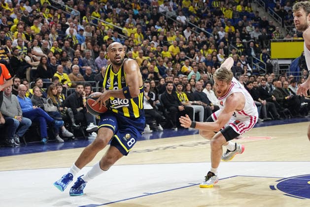 ISTANBUL, TURKEY - JANUARY 6: Talen Horton Tucker (8) of Fenerbahce Beko and Thomas Walkup (R) of Olympiacos Piraeus in action during the EuroLeague Regular Season Round 20 match between Fenerbahce Beko Istanbul and Olympiacos Piraeus at Ulker Sports Arena on January 6, 2026 in Istanbul, Turkey. Istanbul Turkey Copyright: xSeskimphotox FBahce-Olympiakos-060126 (28)