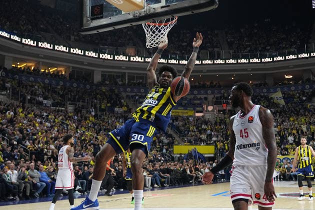 ISTANBUL, TURKEY - JANUARY 6: Chris Silva (30) of Fenerbahce Beko and Donta Hall (45) of Olympiacos Piraeus in action during the EuroLeague Regular Season Round 20 match between Fenerbahce Beko Istanbul and Olympiacos Piraeus at Ulker Sports Arena on January 6, 2026 in Istanbul, Turkey. Istanbul Turkey Copyright: xSeskimphotox FBahce-Olympiakos-060126 (37)