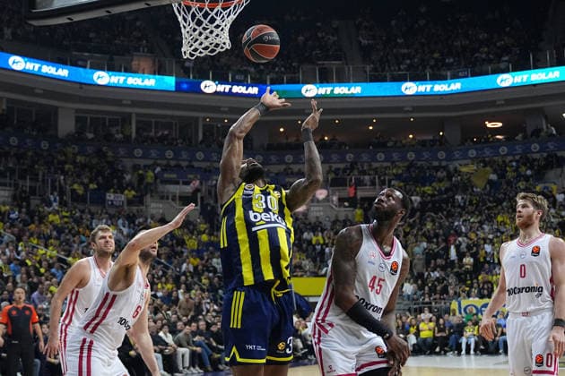ISTANBUL, TURKEY - JANUARY 6: Chris Silva (30) of Fenerbahce Beko and Kostas Papanikoloau (L) , Donta Hall (45) of Olympiacos Piraeus in action during the EuroLeague Regular Season Round 20 match between Fenerbahce Beko Istanbul and Olympiacos Piraeus at Ulker Sports Arena on January 6, 2026 in Istanbul, Turkey. Istanbul Turkey Copyright: xSeskimphotox FBahce-Olympiakos-060126 (41)