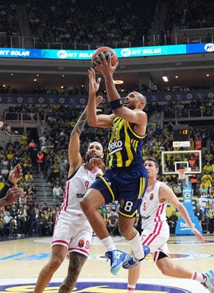 ISTANBUL, TURKEY - JANUARY 6: Talen Horton Tucker (8) of Fenerbahce Beko and Evan Fournier (L) , Giannoulis Larentzakis (R) of Olympiacos Piraeus in action during the EuroLeague Regular Season Round 20 match between Fenerbahce Beko Istanbul and Olympiacos Piraeus at Ulker Sports Arena on January 6, 2026 in Istanbul, Turkey. Istanbul Turkey Copyright: xSeskimphotox FBahce-Olympiakos-060126 (58)