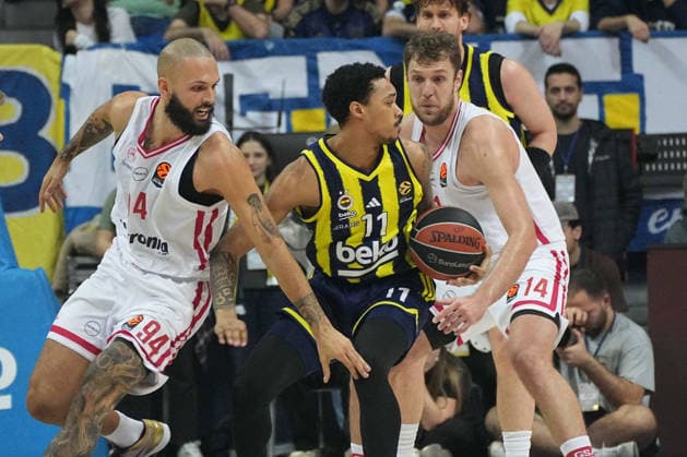 ISTANBUL, TURKEY - JANUARY 6:Wade Baldwin IV (2) of Fenerbahce Beko and Evan Fournier (94) , Sasha Vezenkov (R) of Olympiacos Piraeus in action during the EuroLeague Regular Season Round 20 match between Fenerbahce Beko Istanbul and Olympiacos Piraeus at Ulker Sports Arena on January 6, 2026 in Istanbul, Turkey. Istanbul Turkey Copyright: xSeskimphotox FBahce-Olympiakos-060126 (101)