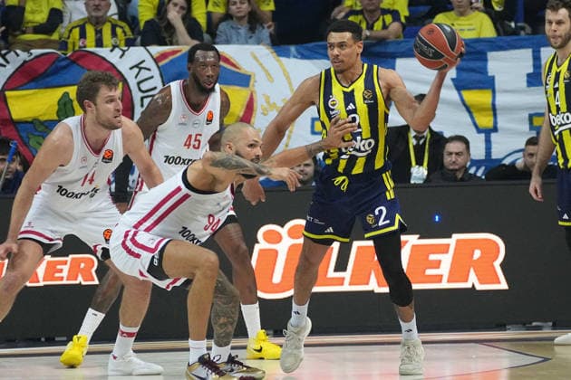 ISTANBUL, TURKEY - JANUARY 6: Wade Baldwin IV (R) of Fenerbahce Beko and Evan Fournier (94) , Sasha Vezenkov (44) , Donta Hall (45) of Olympiacos Piraeus in action during the EuroLeague Regular Season Round 20 match between Fenerbahce Beko Istanbul and Olympiacos Piraeus at Ulker Sports Arena on January 6, 2026 in Istanbul, Turkey. Istanbul Turkey Copyright: xSeskimphotox FBahce-Olympiakos-060126 (112)