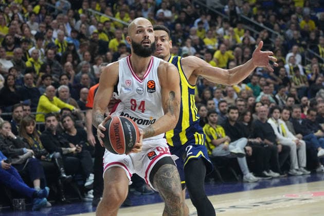 ISTANBUL, TURKEY - JANUARY 6: Wade Baldwin IV (2) of Fenerbahce Beko and Evan Fournier (94) of Olympiacos Piraeus in action during the EuroLeague Regular Season Round 20 match between Fenerbahce Beko Istanbul and Olympiacos Piraeus at Ulker Sports Arena on January 6, 2026 in Istanbul, Turkey. Istanbul Turkey Copyright: xSeskimphotox FBahce-Olympiakos-060126 (128)